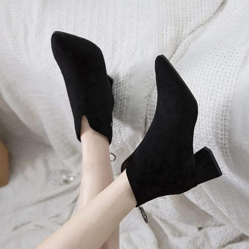 Elegant one-piece upper design small boots